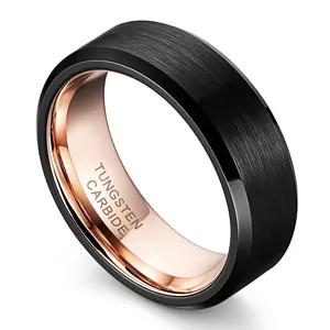 Detalle macro de un anillo de carburo de tungsteno negro cepillado con interior de oro rosa