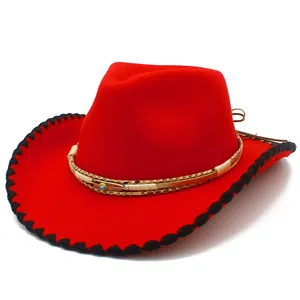 Détail d'un chapeau de cowboy en feutre rouge avec bande plume et bord noir