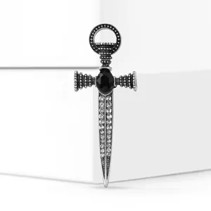 Élégante broche épée argentée vintage avec pierre noire et strass étincelants pour costume