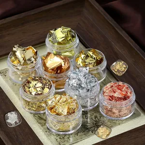 Vue détaillée de flocons de feuilles d'or, d'argent et de cuivre pour le nail art