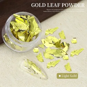 Gros plan de flocons de feuilles d'or pâle brillants pour le nail art DIY créatif