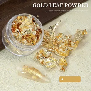 Gros plan de poudre de feuille d'or ultra-fine pour la décoration d'ongles en pot.