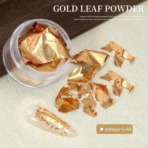 Gros plan de flocons de feuilles d'or bronze ultra-fins pour la décoration d'ongles élégante