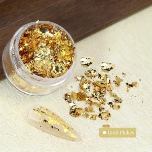 Détail de flocons de feuilles d'or ultra-fins pour la décoration professionnelle d'ongles DIY