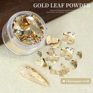 Détail macro de flocons de feuille d'or champagne pour une décoration d'ongles DIY.
