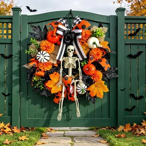 Decorazione ghirlanda di Halloween con scheletro, zucche e foglie d'acero arancioni