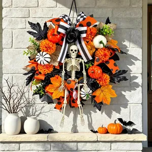 Ghirlanda di Halloween artigianale con scheletro e zucche su un muro di mattoni