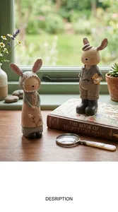 Encantadoras figuras de pareja de conejos estilo Zakka en un entorno de jardín rústico