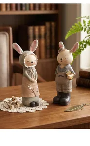 Primer plano de figuritas de pareja de conejos de dibujos animados para decorar mesa