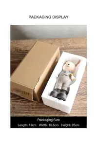 Vista detallada de la figura de conejo de dibujos animados en su embalaje protector.