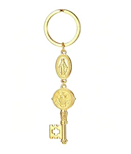 Détail d'un porte-clés en acier inoxydable doré avec icônes religieuses et pendentif clé