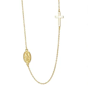 Vue détaillée d'un collier en acier inoxydable doré avec pendentifs Marie et croix.