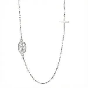 Gros plan du collier en acier inoxydable avec médaille de la Vierge Marie et croix latérale