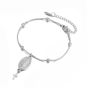 Détail d'un bracelet en acier inoxydable avec médaille de la Vierge Marie et croix
