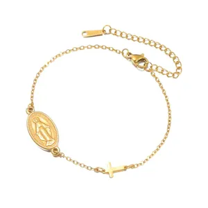 Vue détaillée d'un bracelet en acier inoxydable doré avec médaille de la Vierge et petite croix