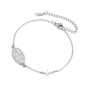 Détail d'un bracelet en acier inoxydable argenté avec médaille miraculeuse et petit crucifix