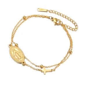 Vue détaillée du bracelet en acier doré avec médaille de la Vierge Marie et croix