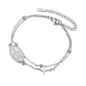 Vue détaillée d'un bracelet double couche en acier avec médailles Marie et croix