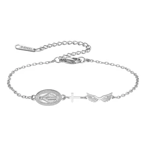 Vue détaillée du bracelet en acier inoxydable avec médaille de Marie, croix et ailes argent