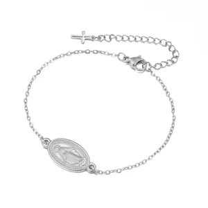 Gros plan d'un bracelet en acier inoxydable argenté avec médaille de la Vierge et croix