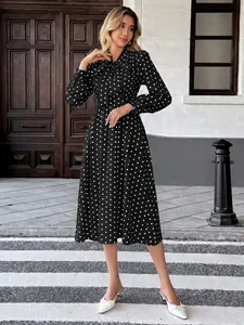 Robe midi élégante à pois noirs et blancs avec col à nœud et manches longues pour l'automne