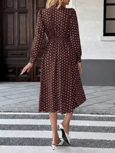 Élégante robe mi-longue marron à pois, vue de dos montrant la taille haute ajustée