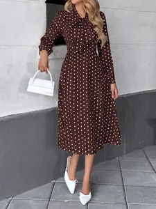 Robe midi marron à pois avec col à nœud et manches longues, vue détaillée