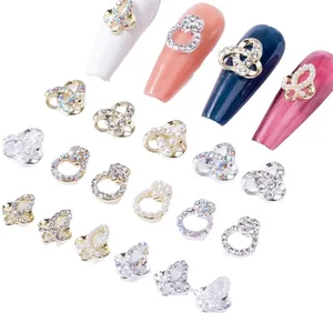 Assortiment de breloques à ongles en alliage de luxe avec cœurs et strass évidés