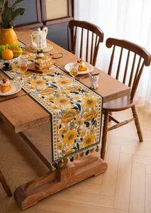 Dettaglio runner da tavola jacquard a fiori gialli con nappe decorative