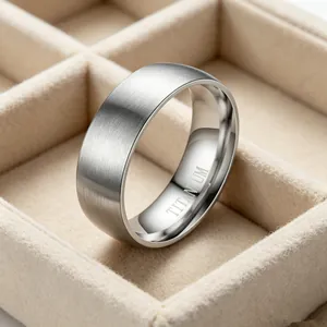 Primo piano di anello da uomo in titanio spazzolato da 8 mm con incisione interna.