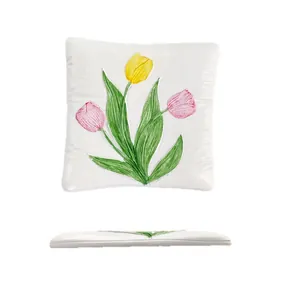 Creatieve vierkante hars sieradenschaal met kleurrijk tulpenreliëf op witte achtergrond
