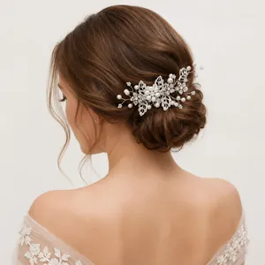 Dettaglio di un elegante pettine per capelli da sposa con perle e strass su uno chignon