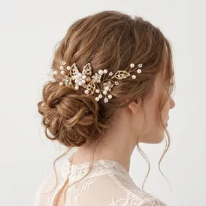 Vista dettagliata di un pettine per capelli da sposa fatto a mano con perle e strass.