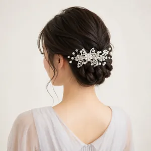 Elegante pettine per capelli da sposa in lega d'argento, strass e perle per acconciature.