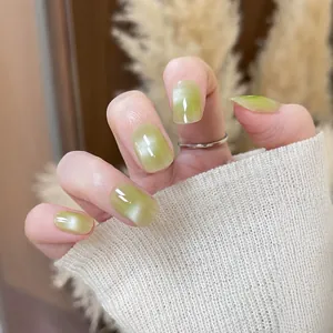 Unghie finte artigianali verde cat-eye con effetto perla di vetro e texture chic