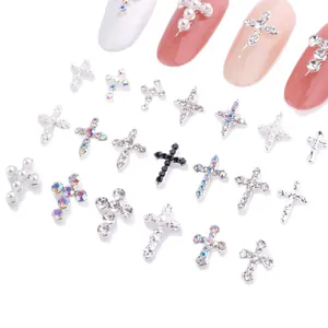 Ciondoli a croce per nail art con strass brillanti e perle per decorazione unghie