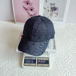 Imagen de detalle que muestra el peso de 123 g de esta gorra denim con lentejuelas.