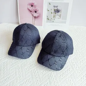 Vista detallada de gorras de béisbol de mezclilla con patrones de rombos y lentejuelas