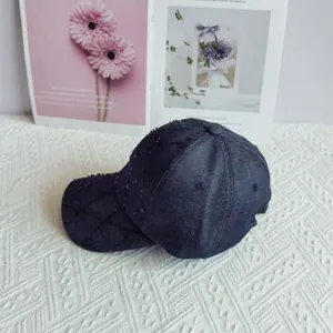 Primer plano de una gorra de béisbol de mezclilla con lentejuelas y rombos cosidos