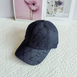 Detalle de gorra de béisbol vaquera con lentejuelas negras en patrón de rombos blanco