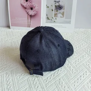 Detalle trasero de una gorra de béisbol de mezclilla con diseño de rombos