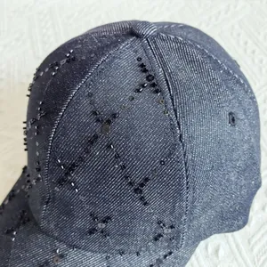 Primer plano de gorra vaquera decorada con lentejuelas negras y cuentas en diseño de rombos