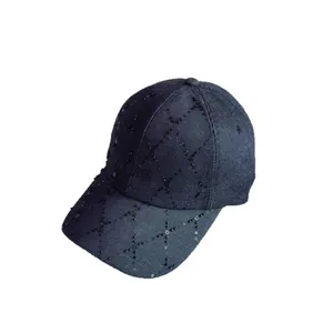 Gorra de béisbol de mezclilla con lentejuelas negras y patrón de rombos de cuentas