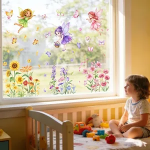 Detailweergave van kleurrijke statische raamstickers met feeën en bloemen op een kinderkamer