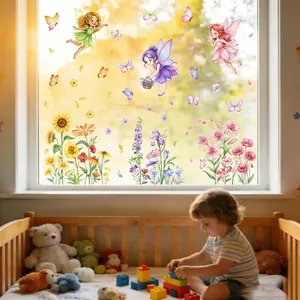 Pastorale bloemenfee raamstickers in een lichte kinderkamer met een spelend kind