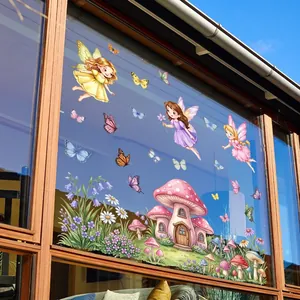 Betoverende tuinfee en paddenstoel raamstickers aangebracht op een glazen raam.