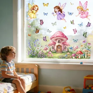 Detail van raamstickers met een feeëntuin op glas in een gezellige kinderkamer