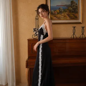 Elegante camicia da notte in raso nero con bordo in pizzo bianco per abbigliamento notte