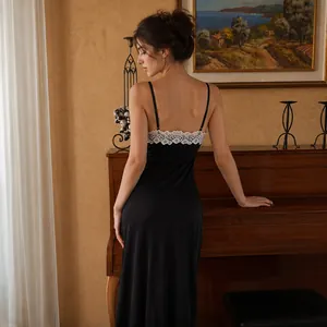 Elegante camicia da notte nera senza schienale con pizzo bianco raffinato per donna