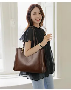 Professioneel model met een vintage bruine leren shopper in een lichte binnenomgeving.